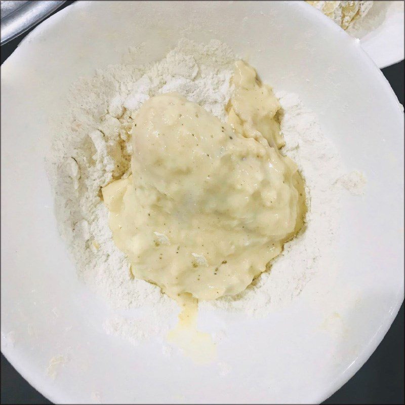 Step 4 Roll the chicken wings with crispy frying flour Fried crispy chicken wings