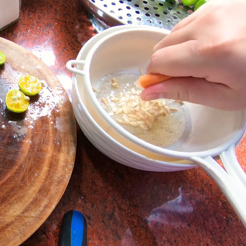 Step 1 Extract lime juice Fish sauce mixed with chili sauce