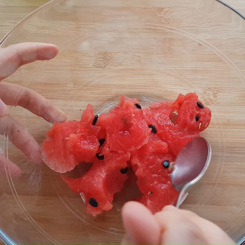 Step 3 Prepare the watermelon flesh Yogurt watermelon charlotte cake