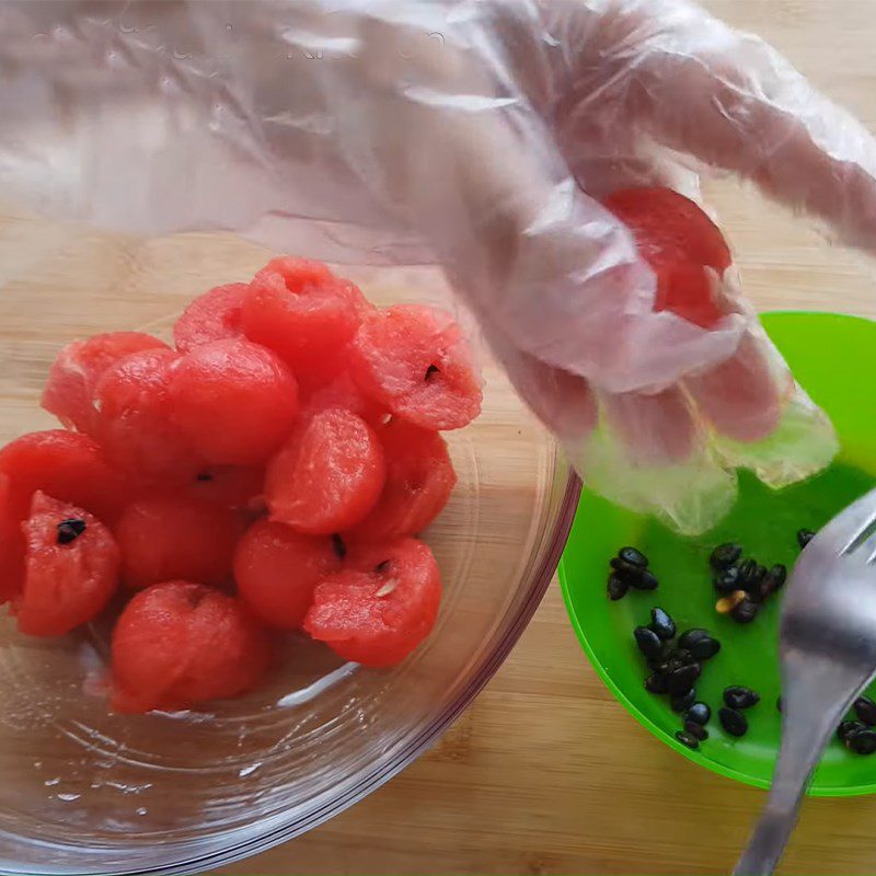 Step 3 Prepare the watermelon flesh Yogurt watermelon charlotte cake