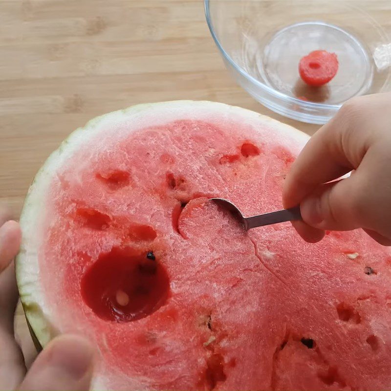 Step 3 Prepare the watermelon flesh Yogurt watermelon charlotte cake