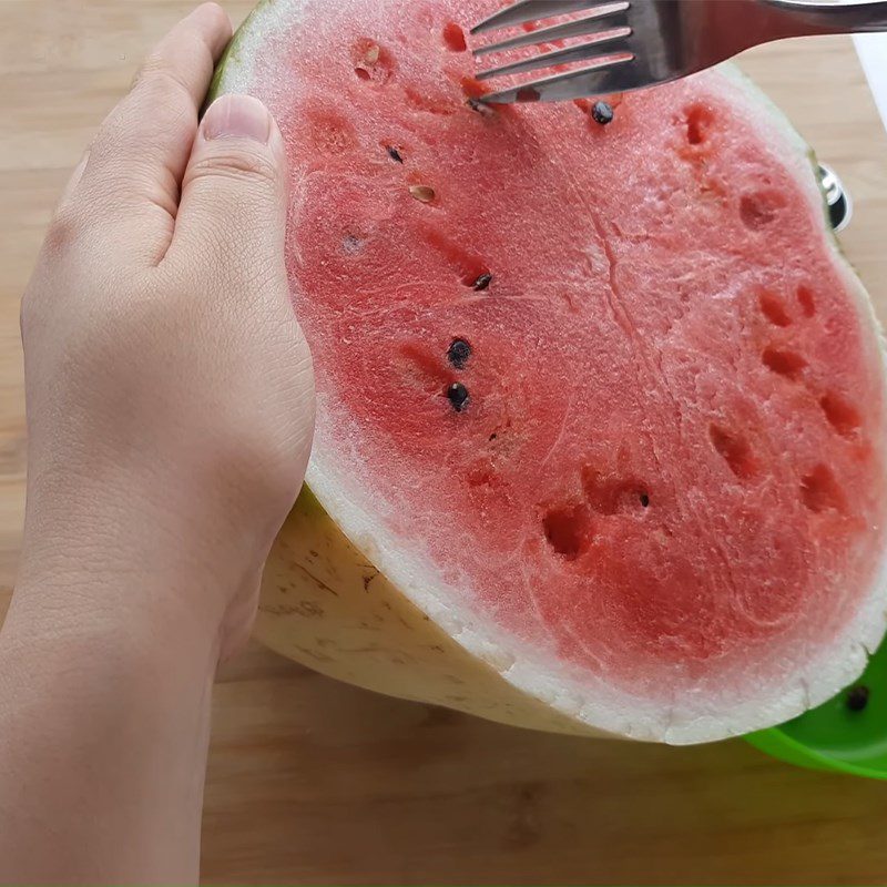 Step 3 Prepare the watermelon flesh Yogurt watermelon charlotte cake