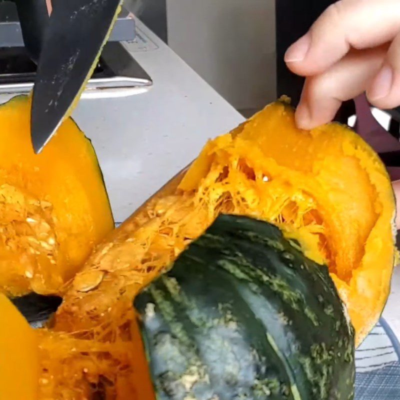 Step 2 Take the pumpkin meat Pork pumpkin soup