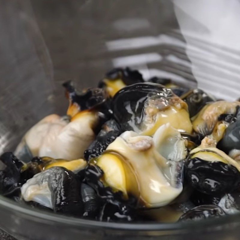 Step 3 Extract the snail meat for stuffed snail