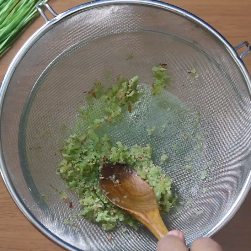 Step 3 Strain the wheatgrass juice mixture Wheatgrass juice