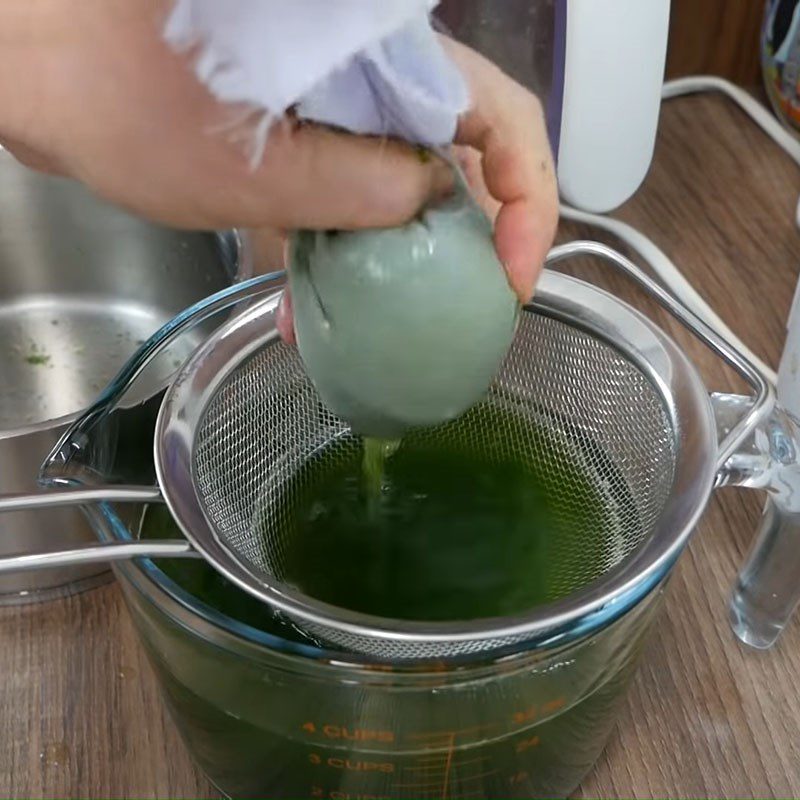 Step 1 Filter the pandan leaf juice for Coconut Milk Agar Dessert