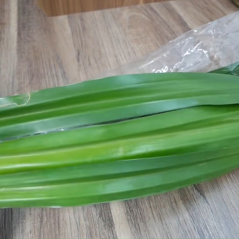 Step 1 Filter the pandan leaf juice for Coconut Milk Agar Dessert