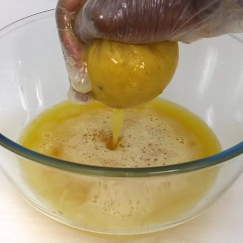 Step 3 Filtering pineapple juice Pineapple juice without a machine