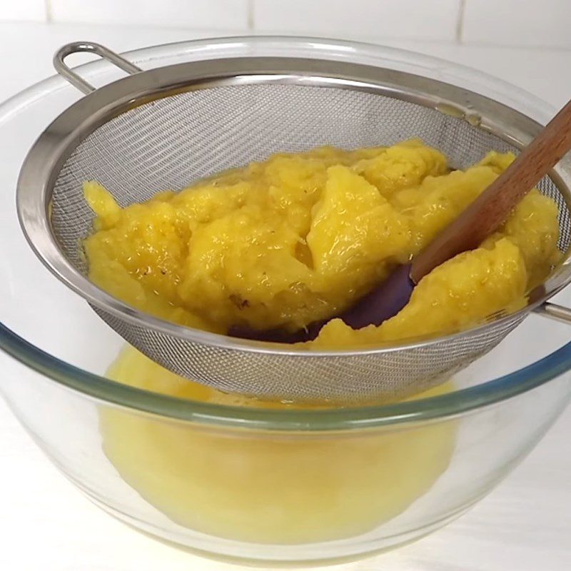 Step 3 Filtering pineapple juice Pineapple juice without a machine