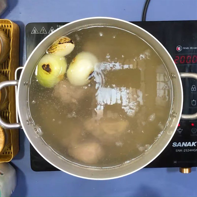 Step 4 Simmer the broth Beef meatball Pho