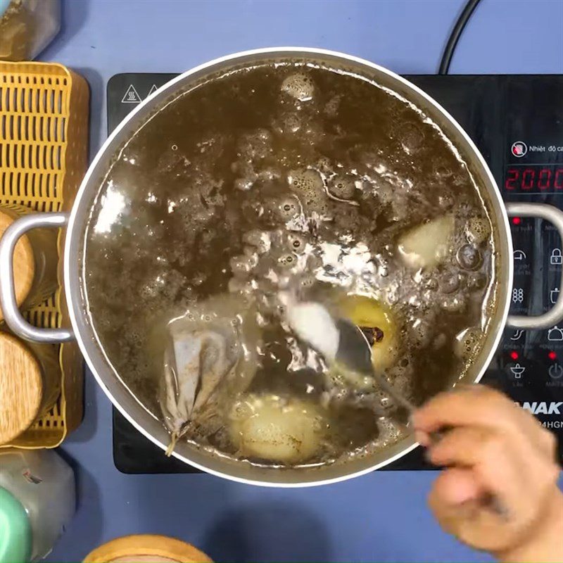 Step 4 Simmer the broth Beef meatball Pho