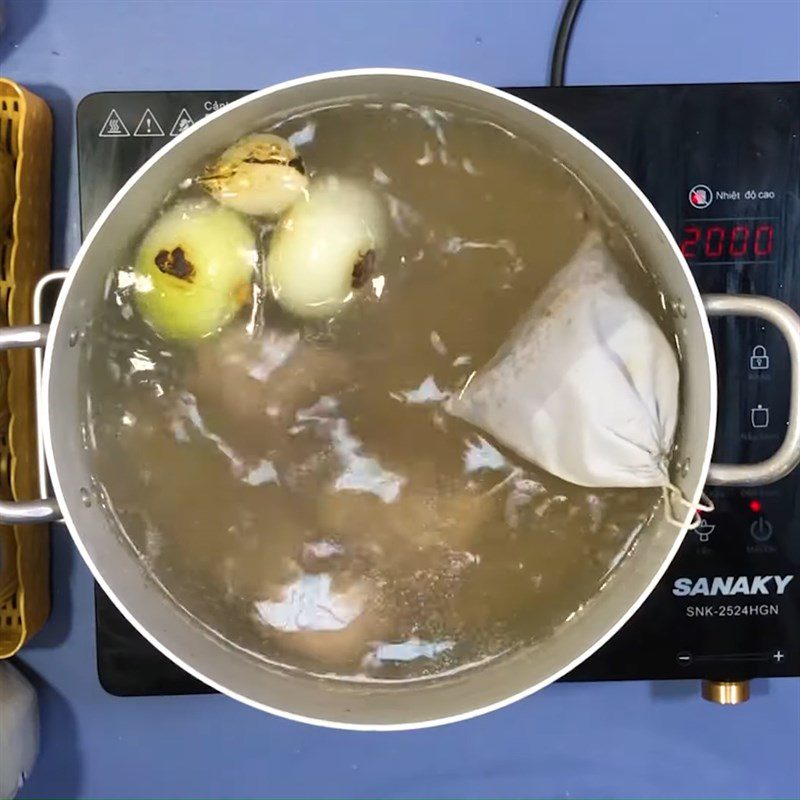 Step 4 Simmer the broth Beef meatball Pho