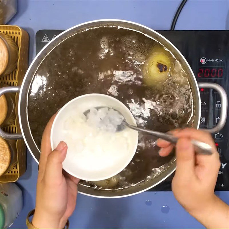 Step 4 Simmer the broth Beef meatball Pho