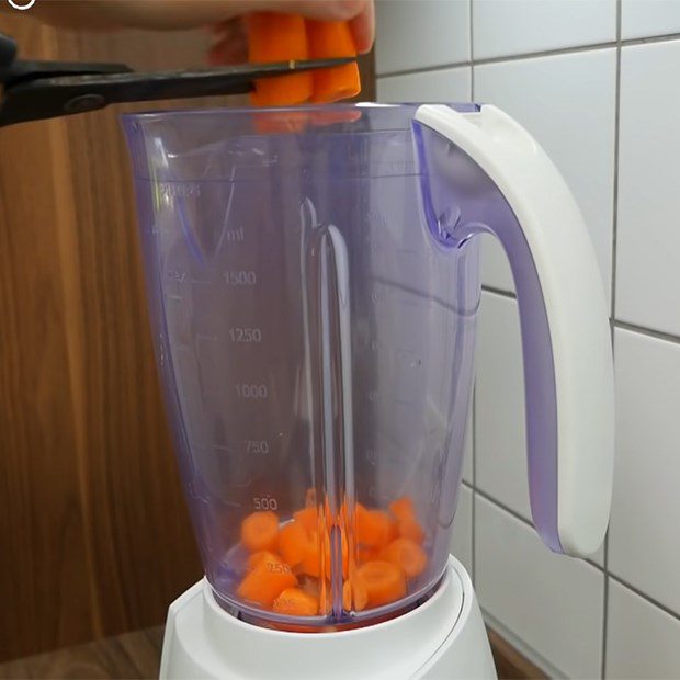 Step 2 Filter pandan leaf and carrot water for the crystal sago dessert