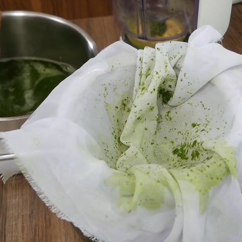 Step 2 Filter pandan leaf and carrot water for the crystal sago dessert