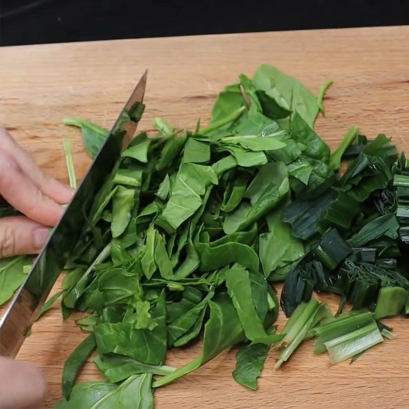 Step 2 Extracting pandan juice for coconut pandan cake