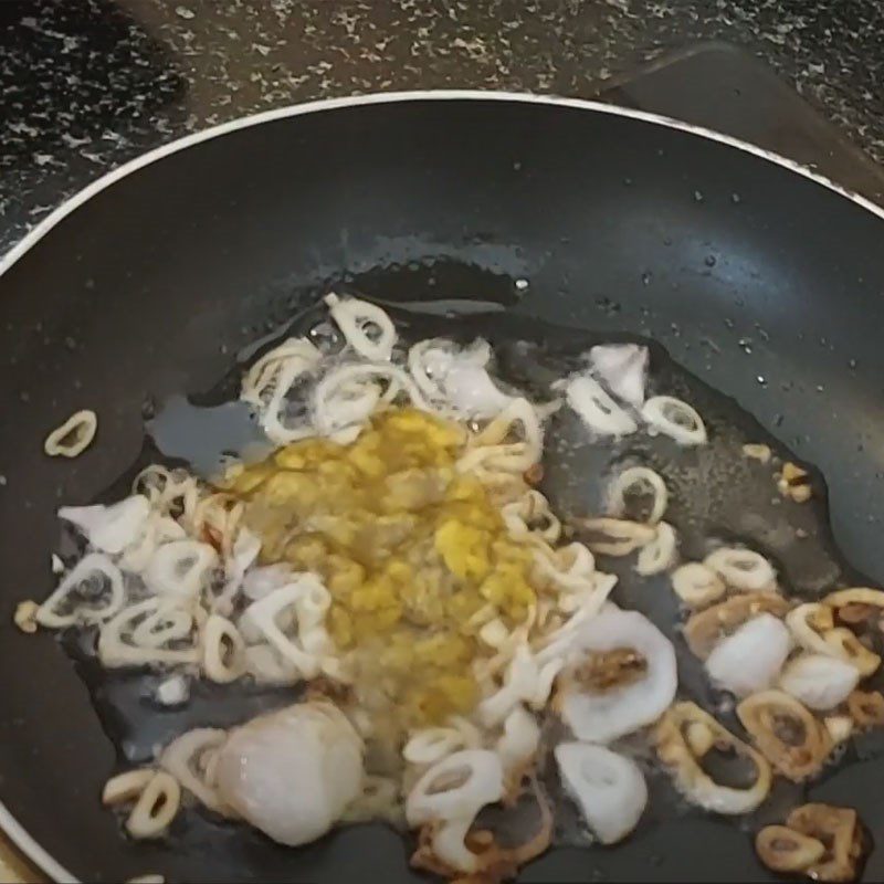 Step 3 Filter and cook crab paste for crab soup with water spinach