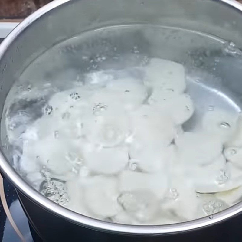 Step 2 Boiling Cassava Cassava Jam with Pandan Leaf Flavor