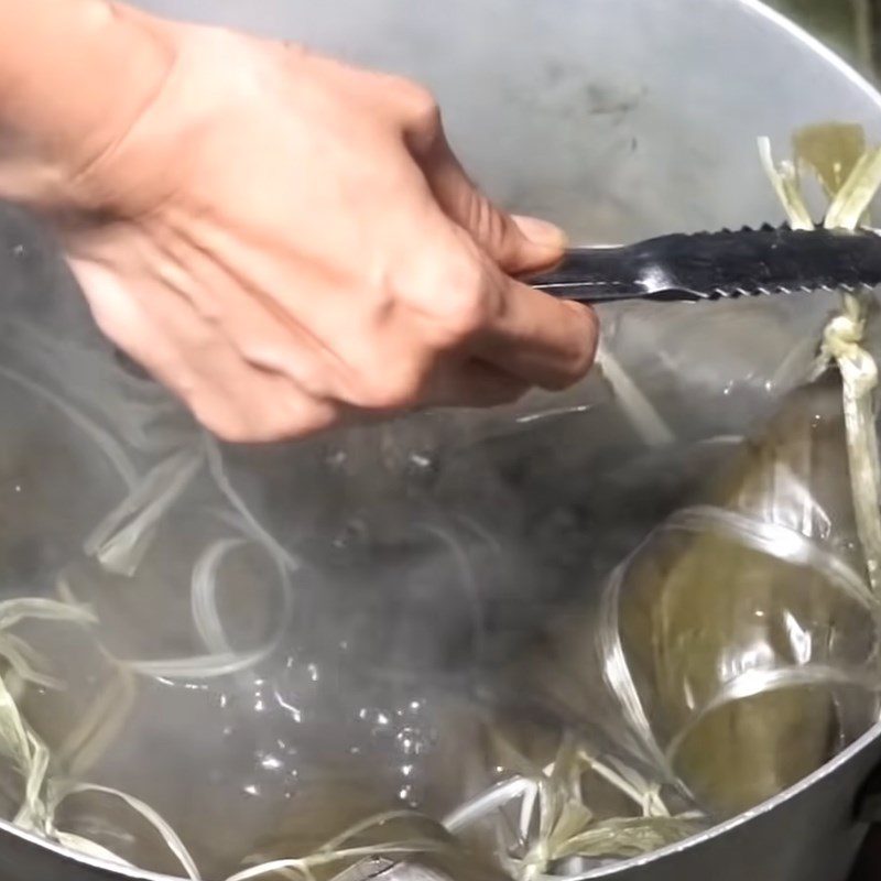 Step 6 Boiling the salty U cake from the Mekong Delta