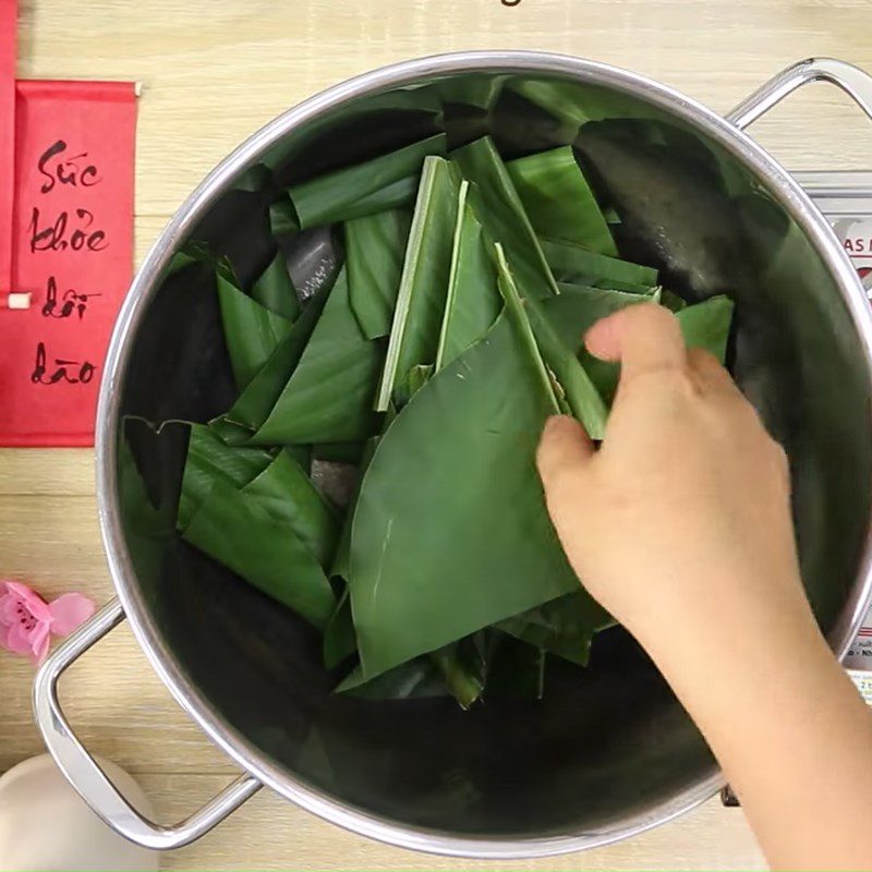 Step 8 Boiling the cake Brown sticky rice cake