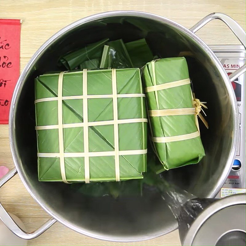 Step 8 Boiling the cake Brown sticky rice cake