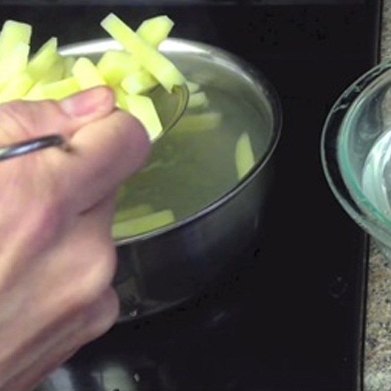 Step 3 Boil the gourd for candied gourd