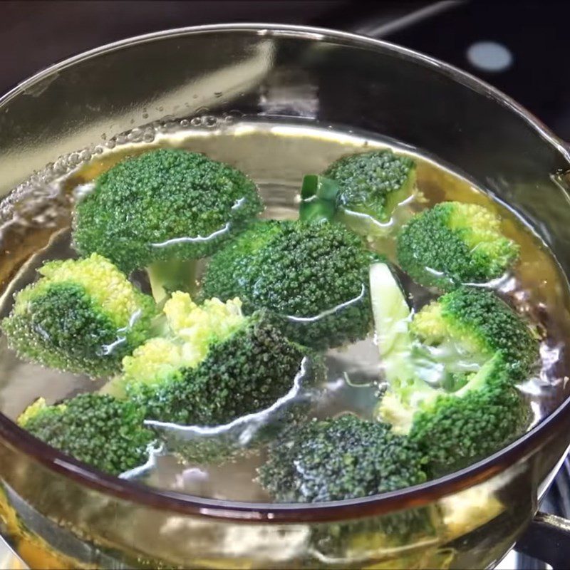 Step 2 Boil the broccoli and boil the eggs Halloween bento