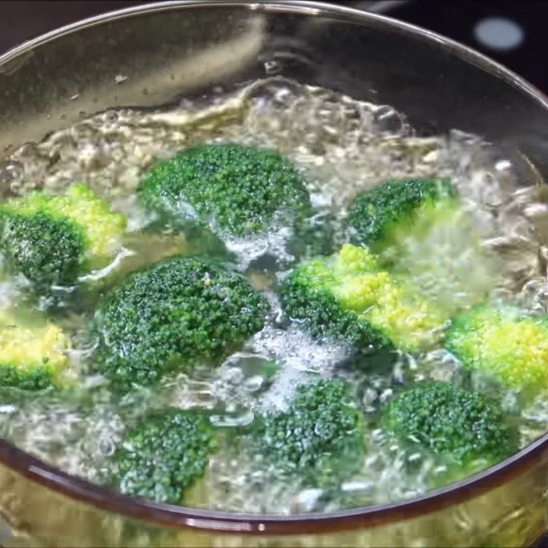 Step 2 Boil the broccoli and boil the eggs Halloween bento