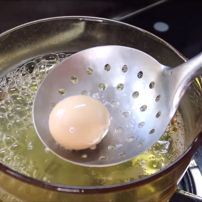 Step 2 Boil the broccoli and boil the eggs Halloween bento