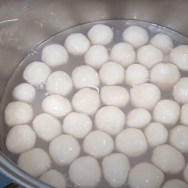 Step 4 Boiling the tapioca for coconut-filled tapioca cake