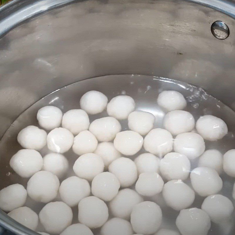 Step 4 Boiling the tapioca for coconut-filled tapioca cake