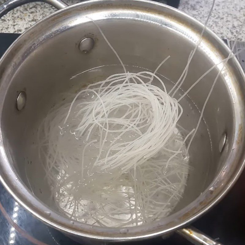 Step 4 Boil the noodles with duck noodles