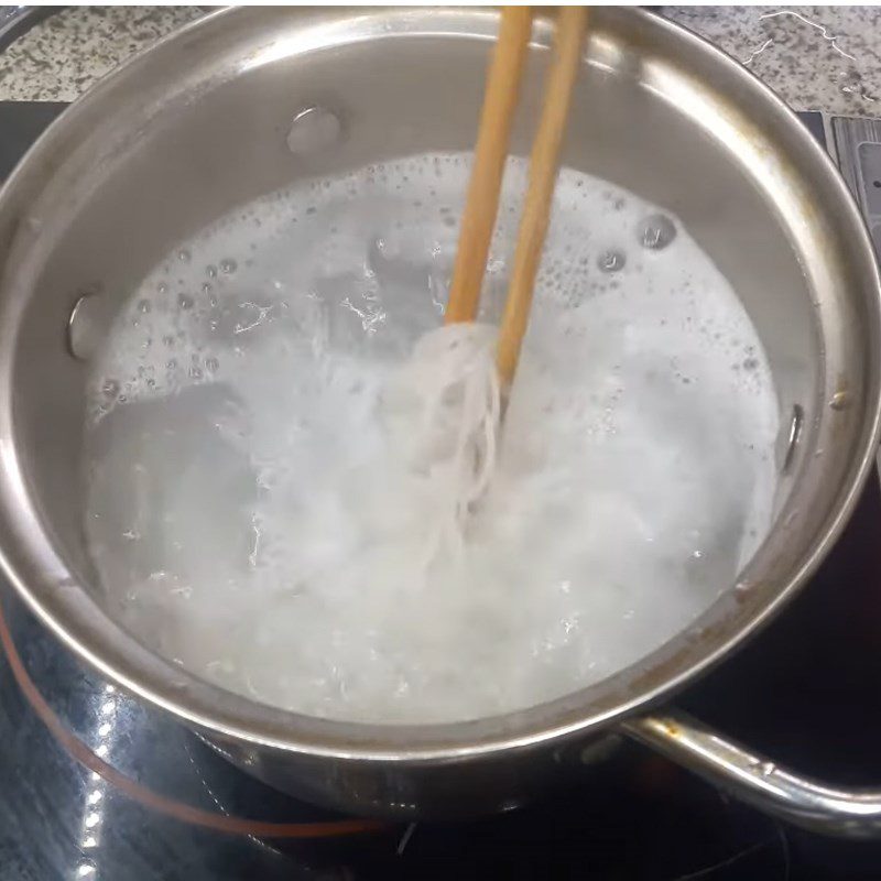 Step 4 Boil the noodles with duck noodles