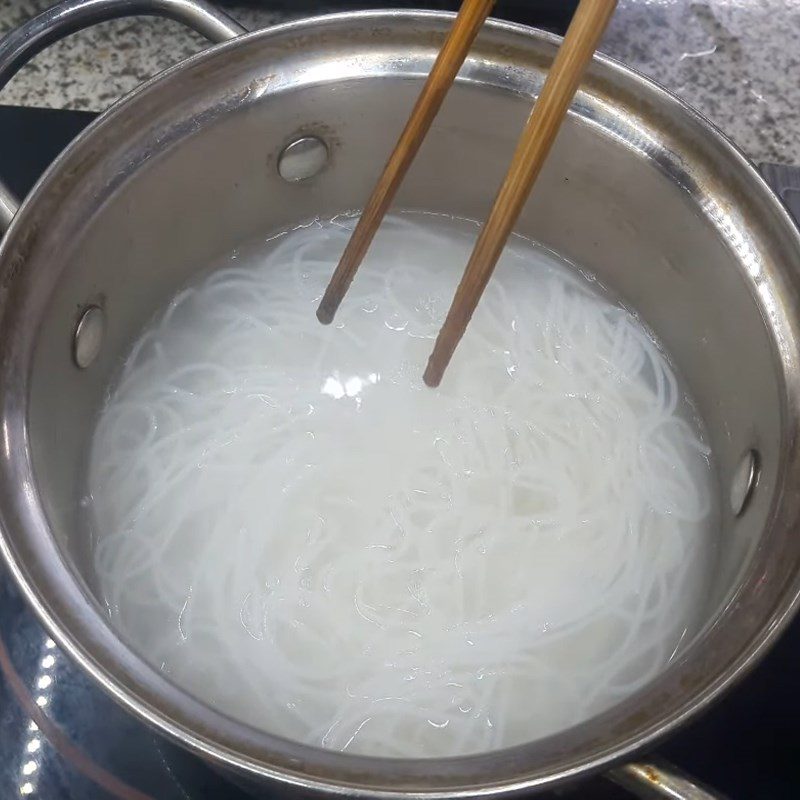 Step 4 Boil the noodles with duck noodles