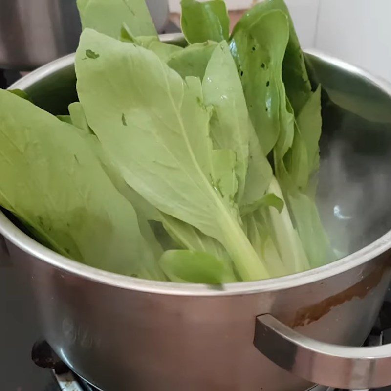 Step 5 Boiling greens with steamed red tilapia and mushrooms