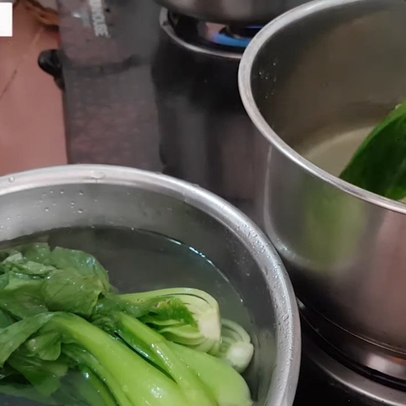 Step 5 Boiling greens with steamed red tilapia and mushrooms