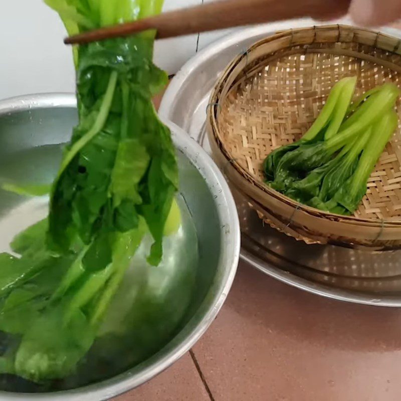 Step 5 Boiling greens with steamed red tilapia and mushrooms