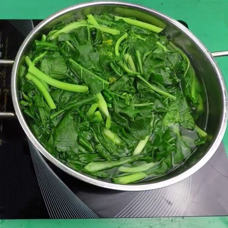 Step 2 Boil the mustard greens for Stir-fried Mustard Greens with Oyster Sauce