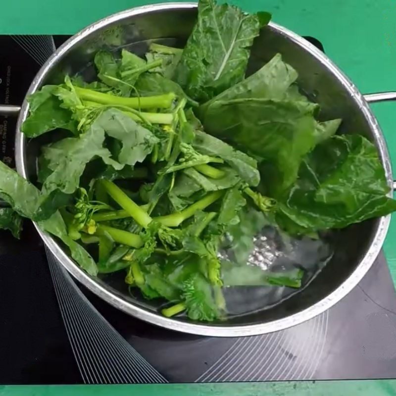 Step 2 Boil the mustard greens for Stir-fried Mustard Greens with Oyster Sauce