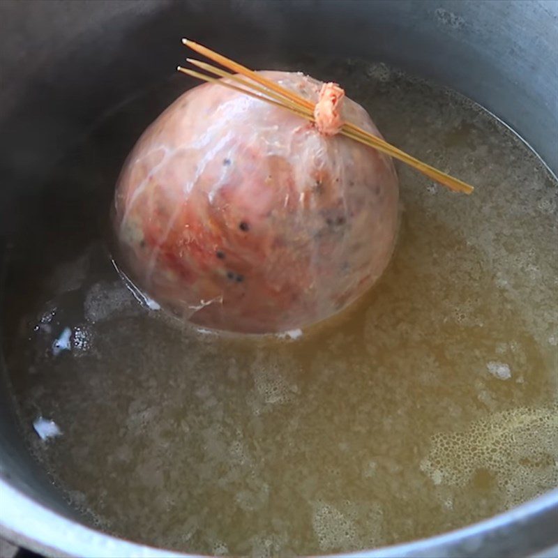 Step 7 Boil the stuffed pig bladder sausage