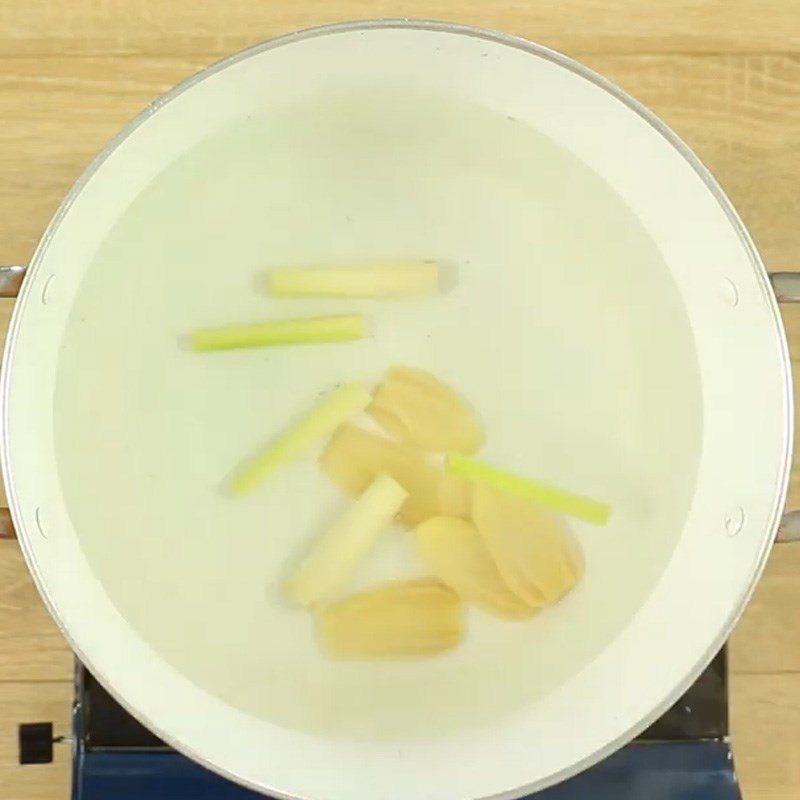 Step 1 Boil the chicken feet Chicken Feet Pickled with Lemongrass and Non-Young Calamondin