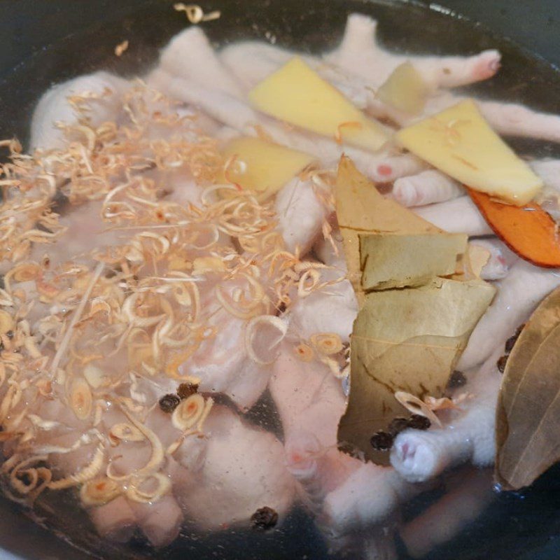 Step 2 Boil chicken feet Chicken feet braised in beer