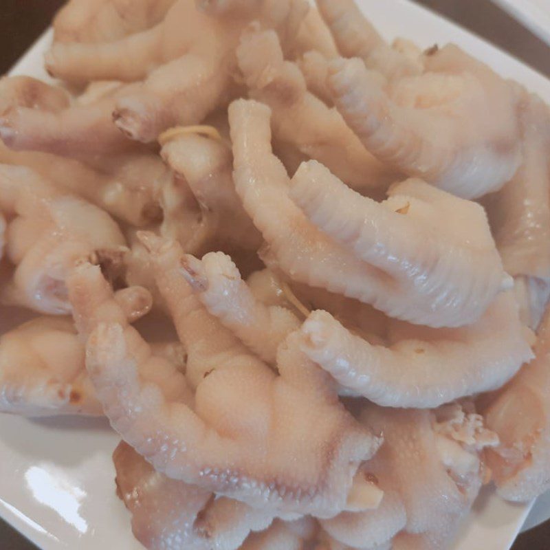 Step 2 Boil chicken feet Chicken feet braised in beer