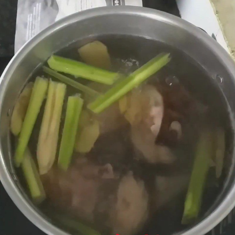 Step 2 Boil the beef leg Beef leg stewed with papaya