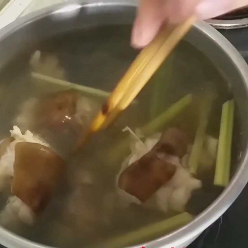 Step 2 Boil the beef leg Beef leg stewed with papaya