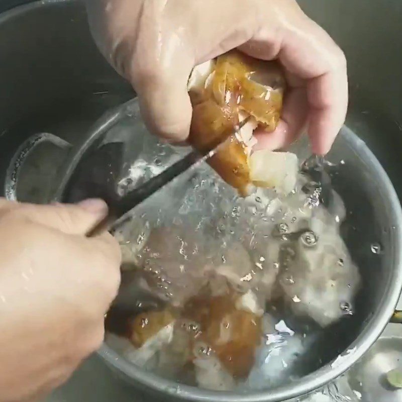 Step 2 Boil the beef leg Beef leg stewed with papaya