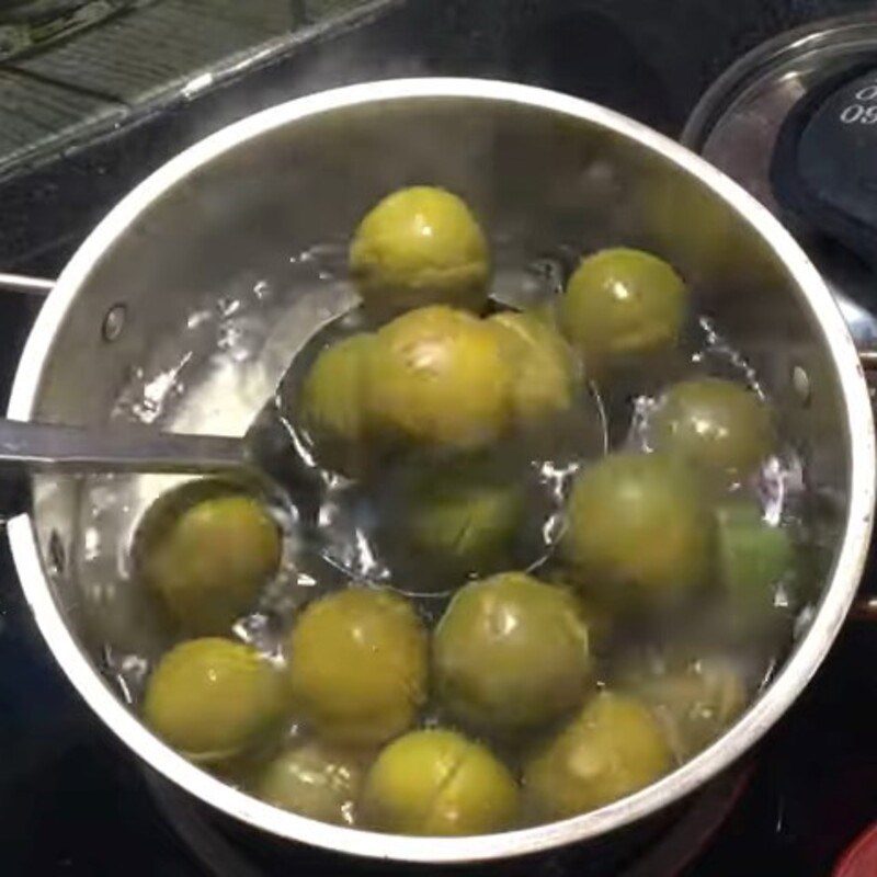 Step 3 Boiling the lemon Lemon jelly whole fruit