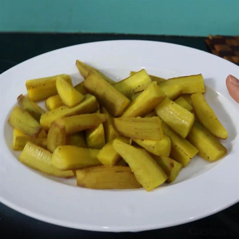 Step 3 Boil the banana Stir-fried eel with green banana