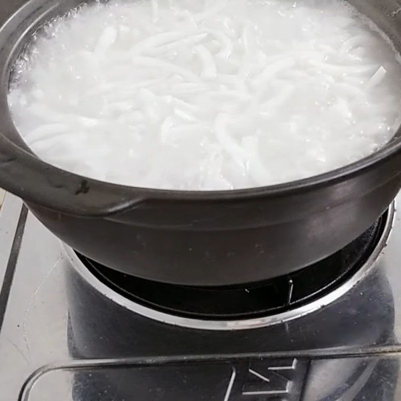 Step 2 Boiling coconut rice Coconut braised with soy sauce