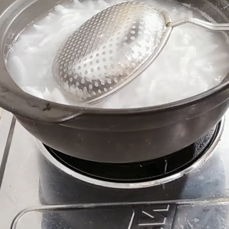 Step 2 Boiling coconut rice Coconut braised with soy sauce